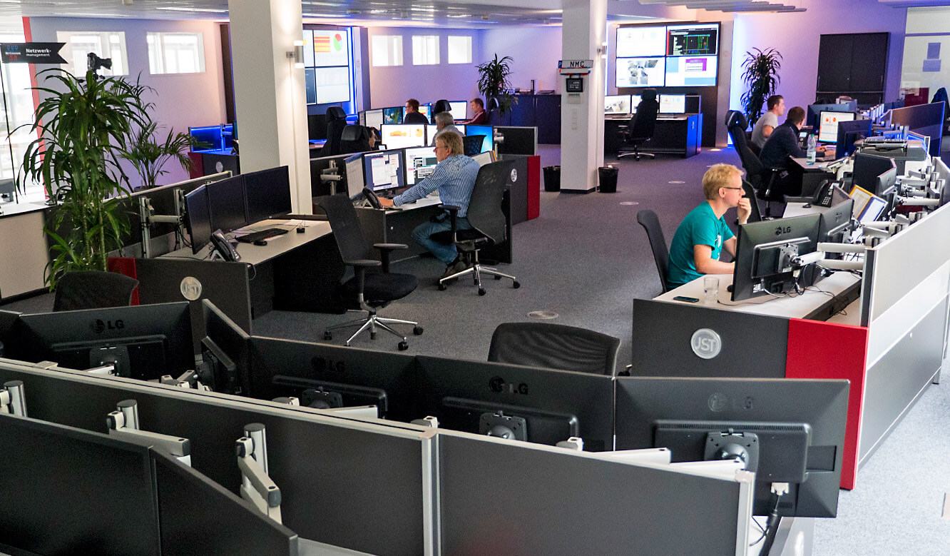 JST-Netcologne: ergonomic workstations with Jungmann operator tables in the control room