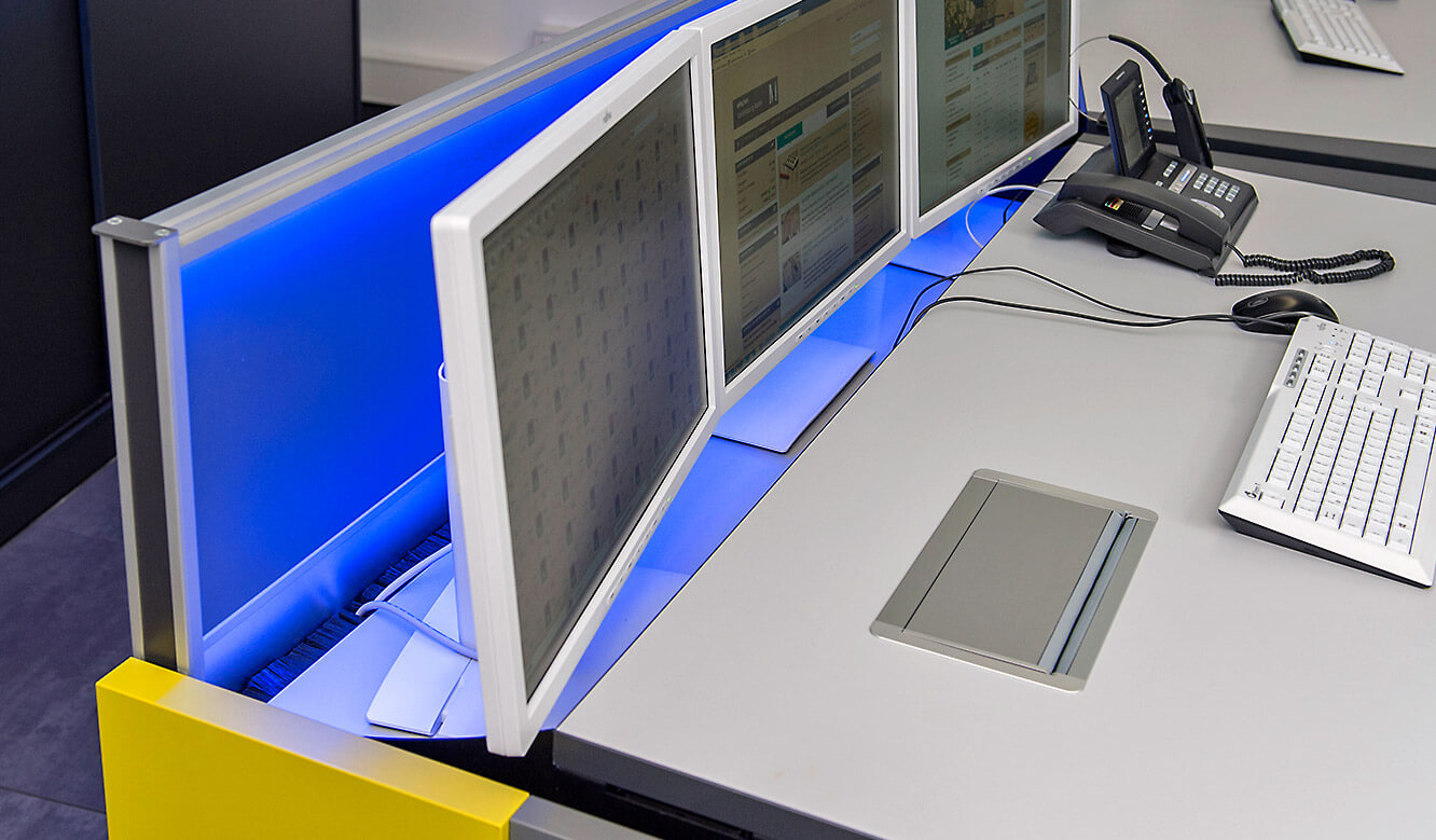 JST-Flughafen München: Operator-Desks ausgestattet mit AmbientLight und speziellen Bürstendichtungen
