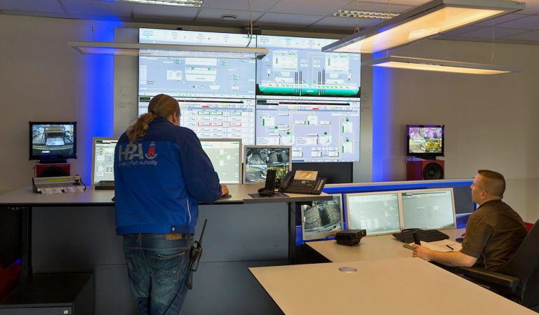 JST - Hamburg Port Authority: height-adjustable control desk
