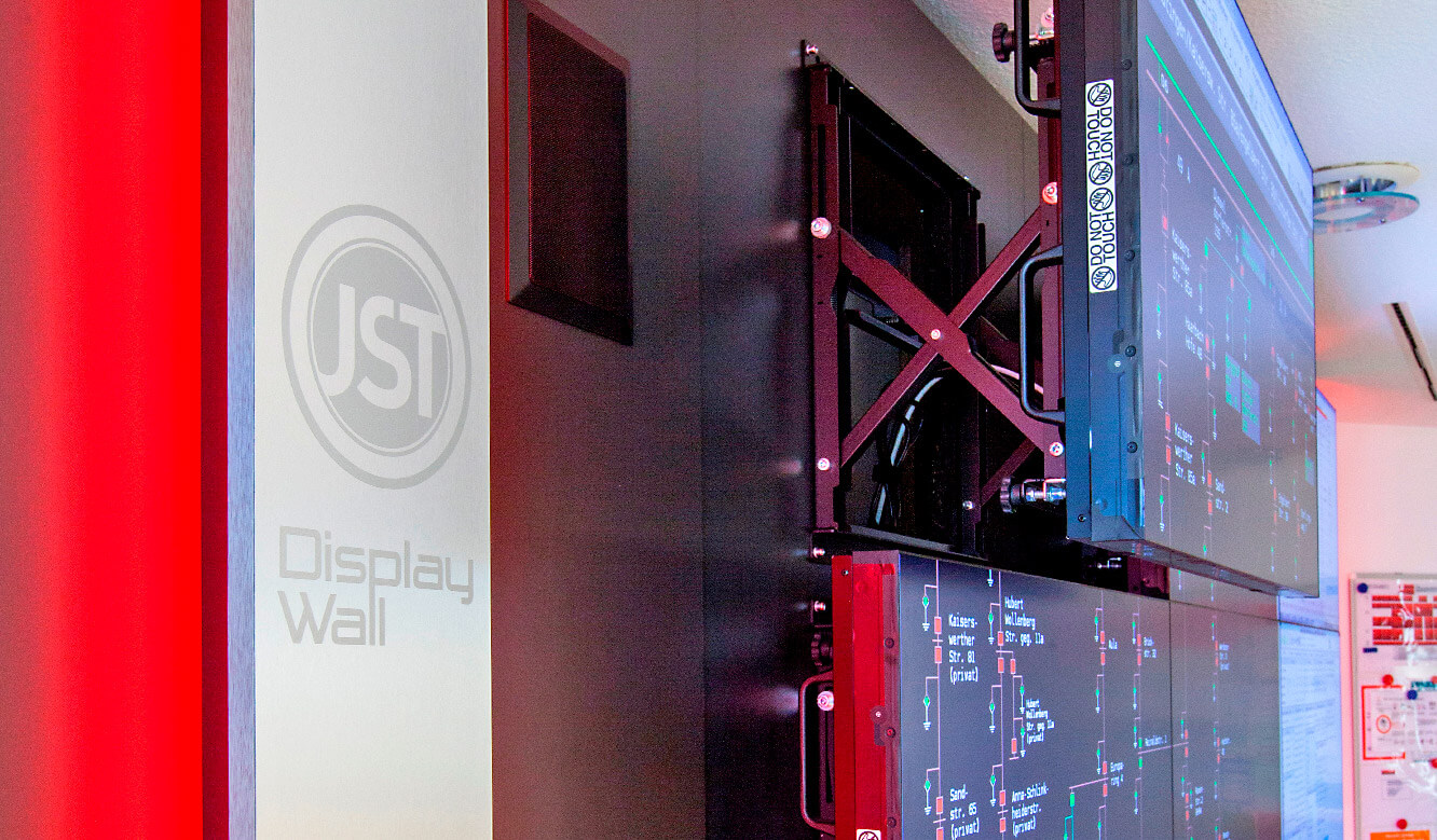 JST - Ratingen Public Utility Company: Large screen wall with QuickOut mounting system