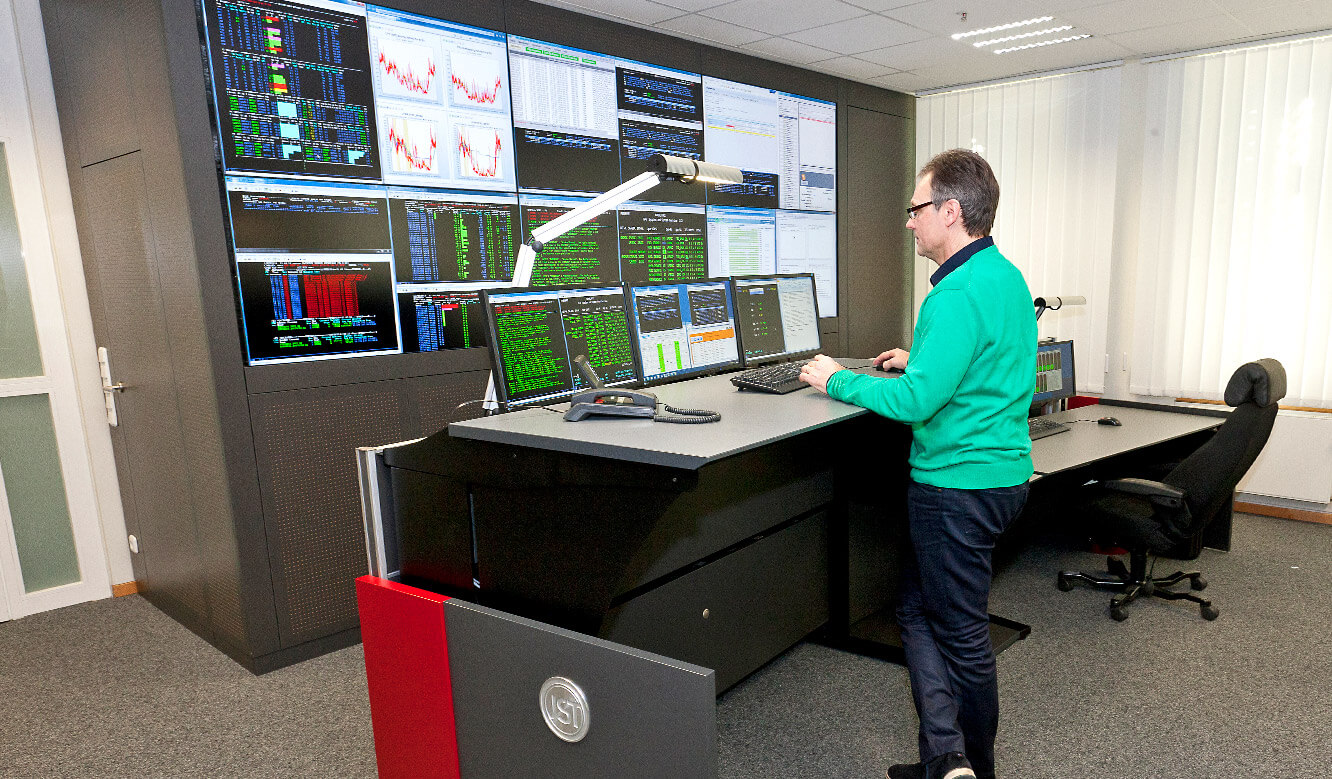 JST - R+V Versicherung - Control centre - Operator table height adjustable