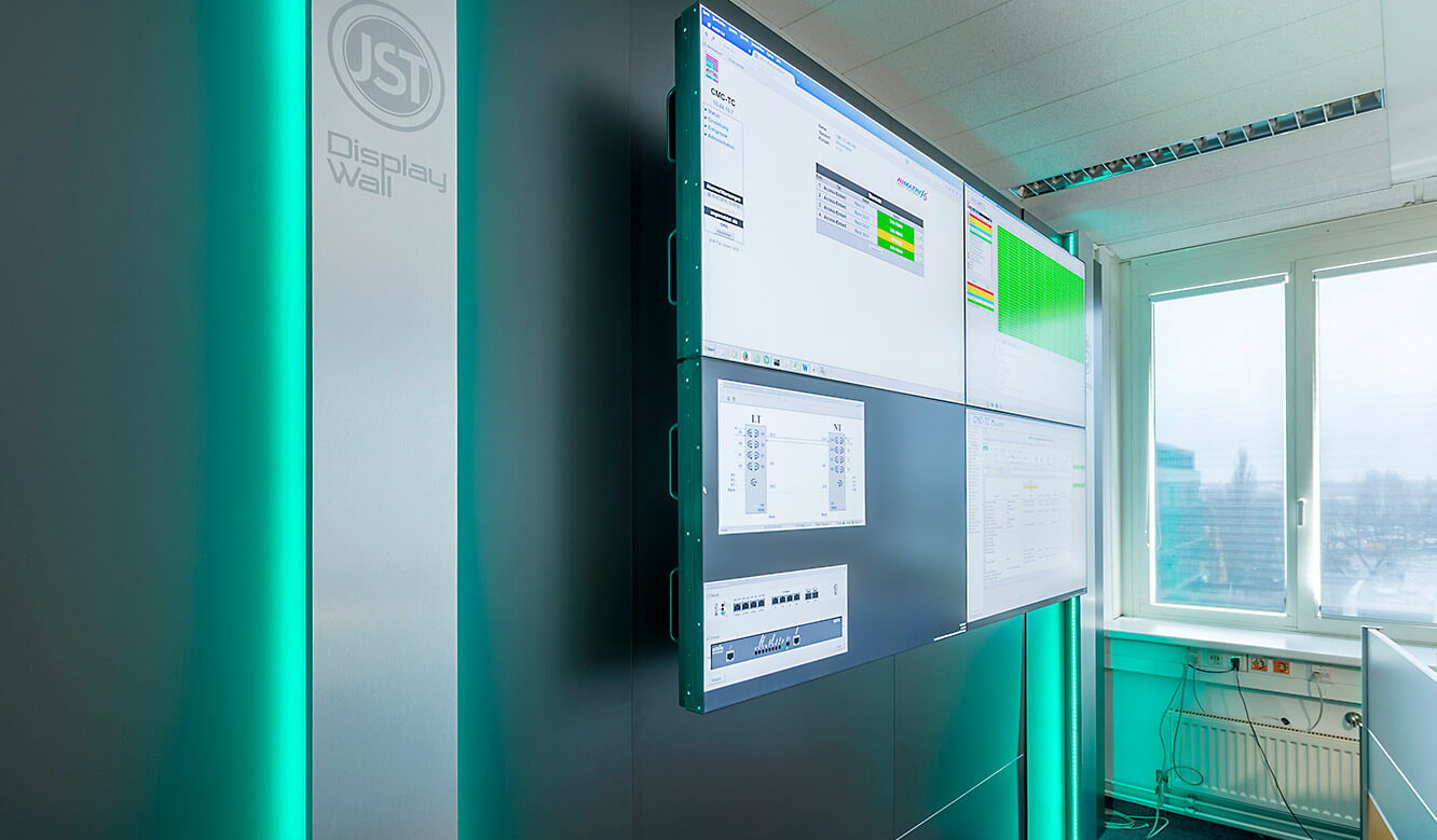 JST Dataport Displaywall mit Beleuchtung und vier Großbilddisplays mit ultraschmalen Rahmen