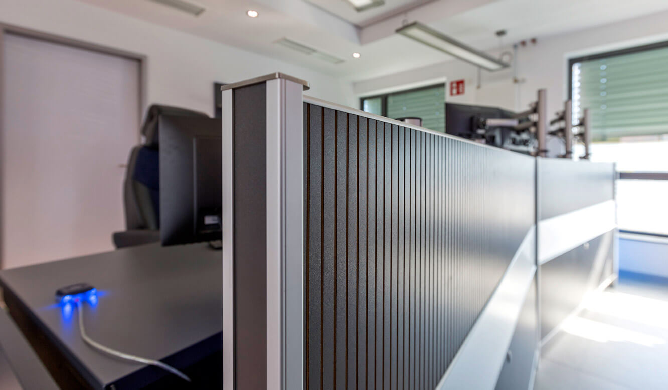 JST-Niedersächsische Wach- und Schließgesellschaft: sound-absorbing acoustic panels at the operator desk