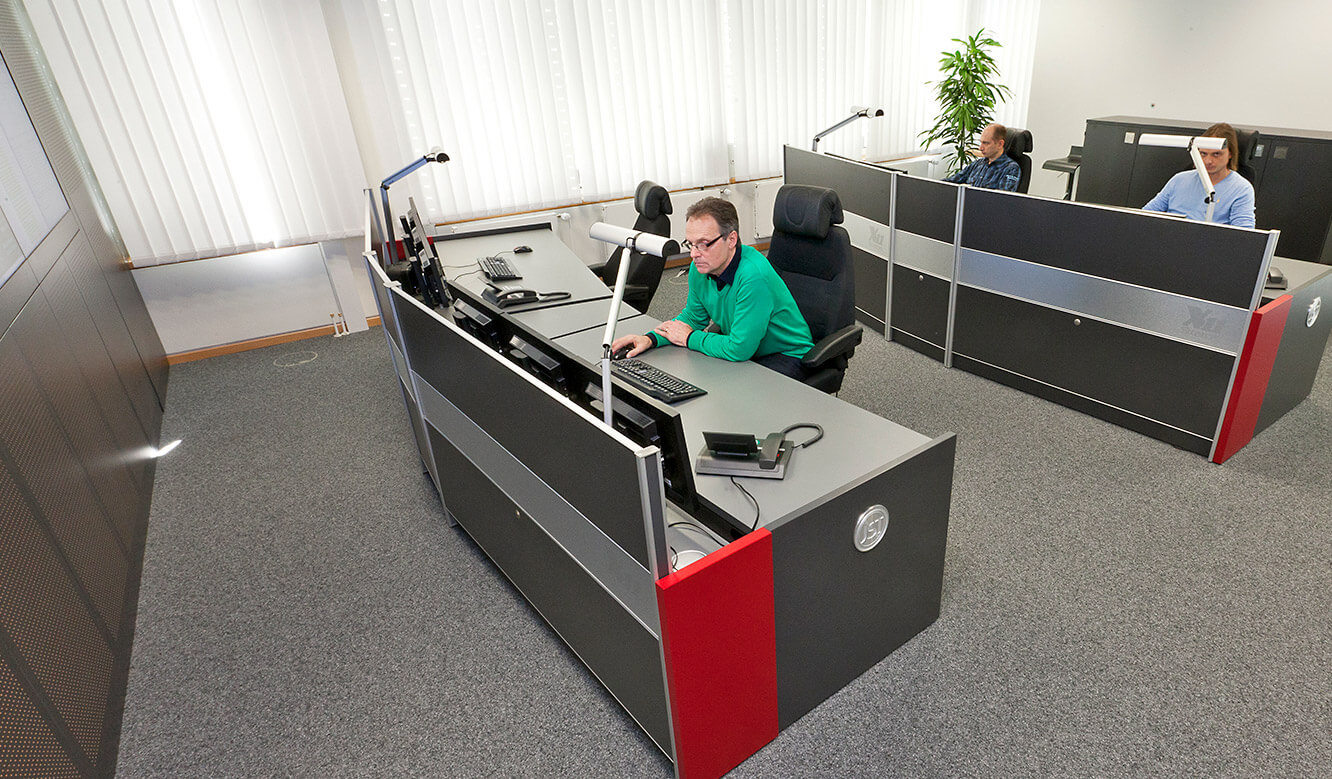 JST - R+V Versicherung - Control centre desks