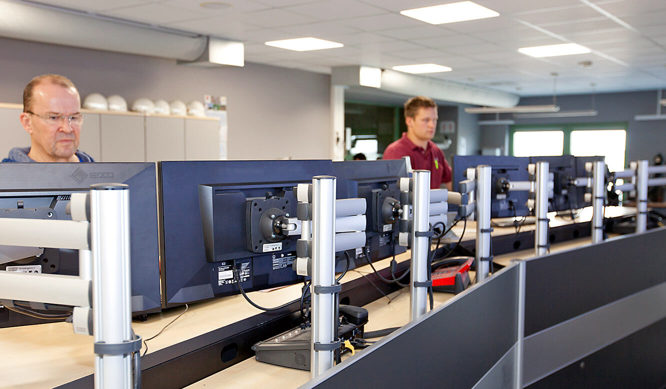 JST-MVA-Bonn: height-adjustable 3D articulated arms at the control center desks