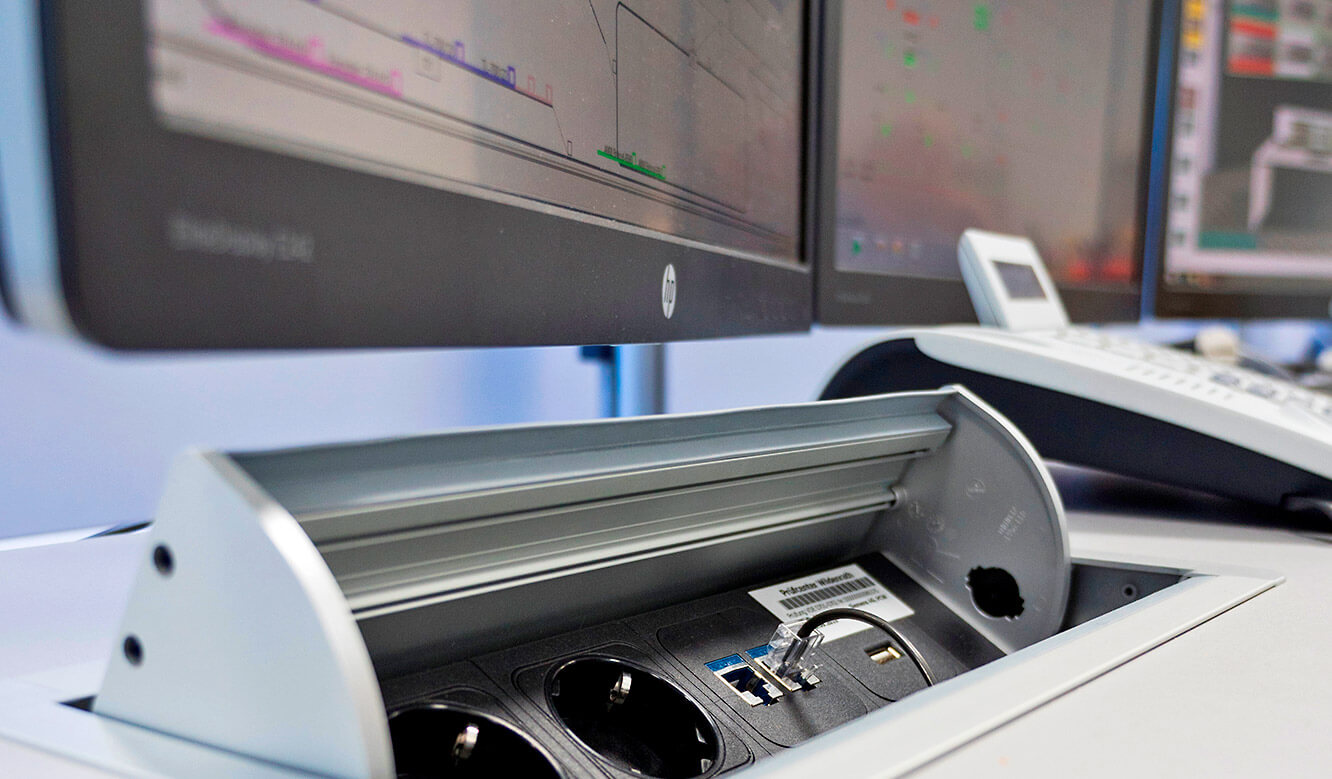 JST-Siemens Wegberg: Power Port Data Box integrated into worktable top