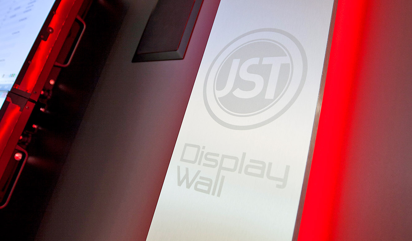 JST - Stadtwerke Ratingen: rot leuchtendes AlarmLight an der DisplayWall