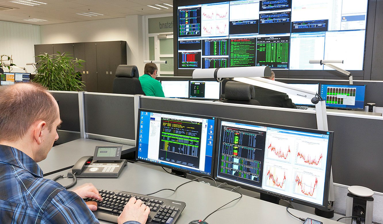 JST - R+V Versicherung - Control centre - Operator at the workstation