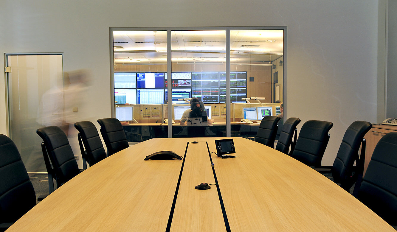 JST - ASIC - Konferenztisch mit Blick auf Operation Ceneter