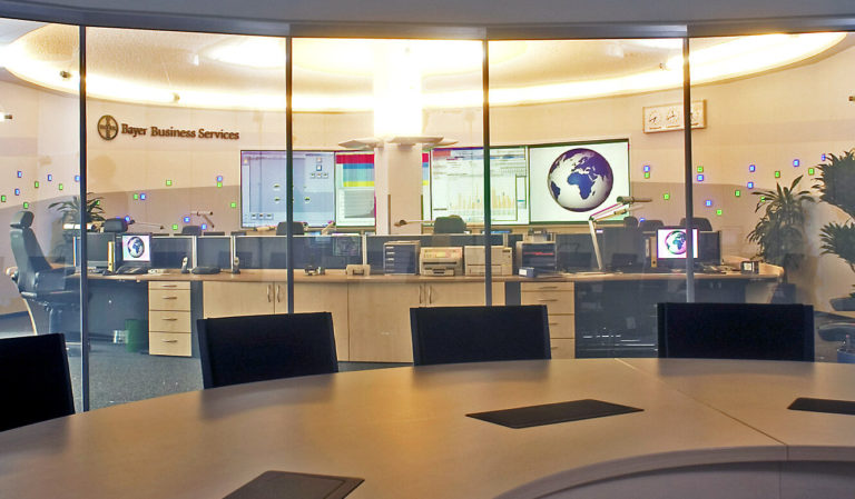 JST - Bayer Business Services - Global Data Center - Blick auf Leitstand