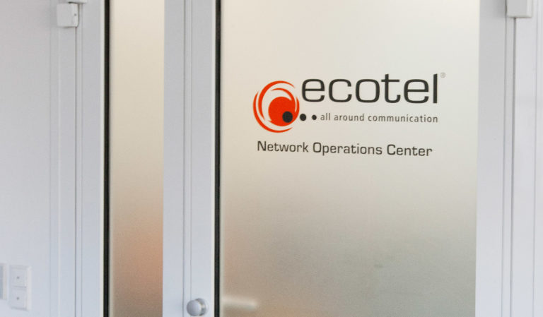 ecotel Frankfurt - Engineering & Datacenter Kontrollraum von JST - Eingangstür