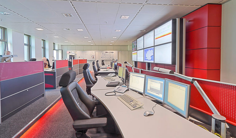 Generali Aachen - IT-Leistand von JST - Blick auf die Operator-Plätze vor der Großbildwand