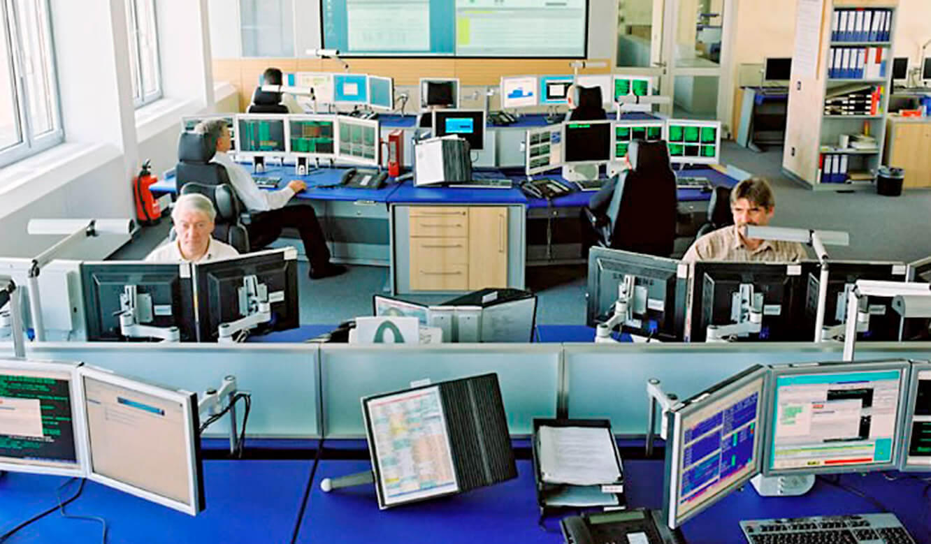 JST - Lufthansa Systems data centre - Operator workplaces