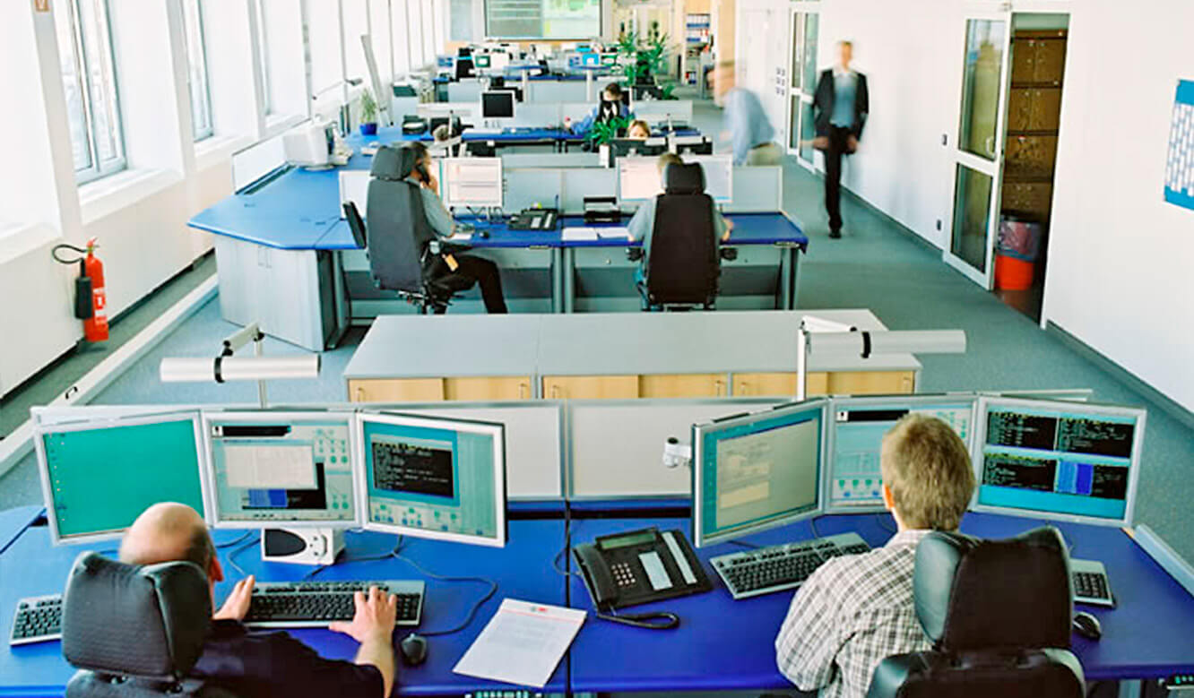 JST - Lufthansa Systems data centre - Operator workplaces
