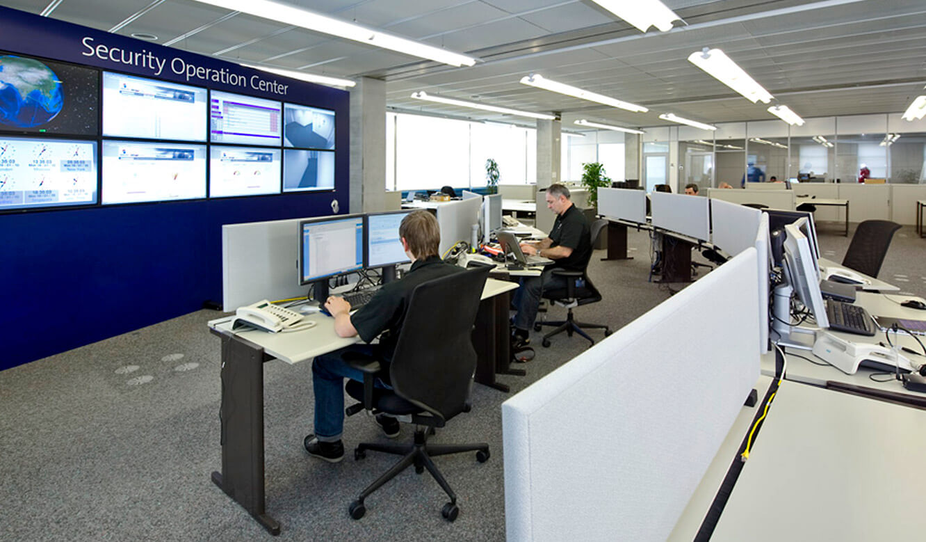 JST - Swisscom: Security Operation Center - Mitarbeiter an den Operator-Tischen.