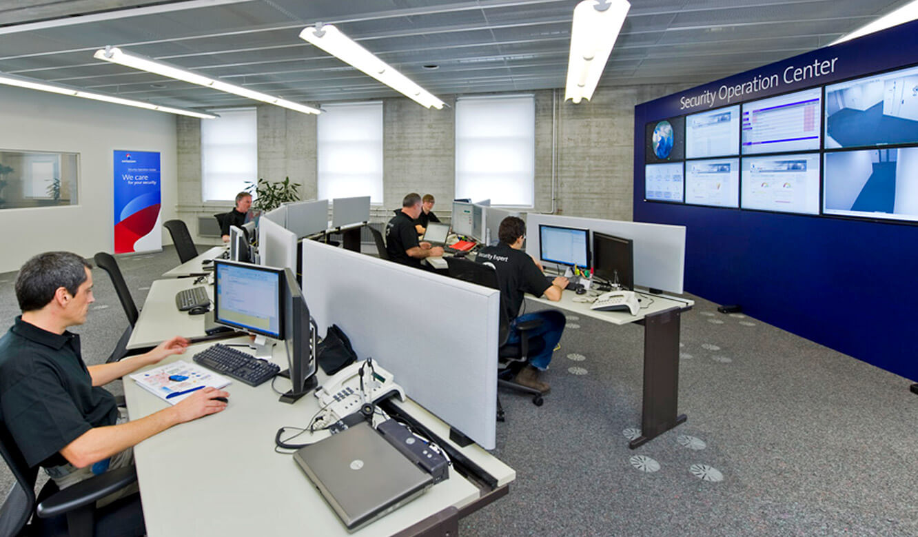 JST - Swisscom: Security Operation Center - Operator-Tische und Großbildwand