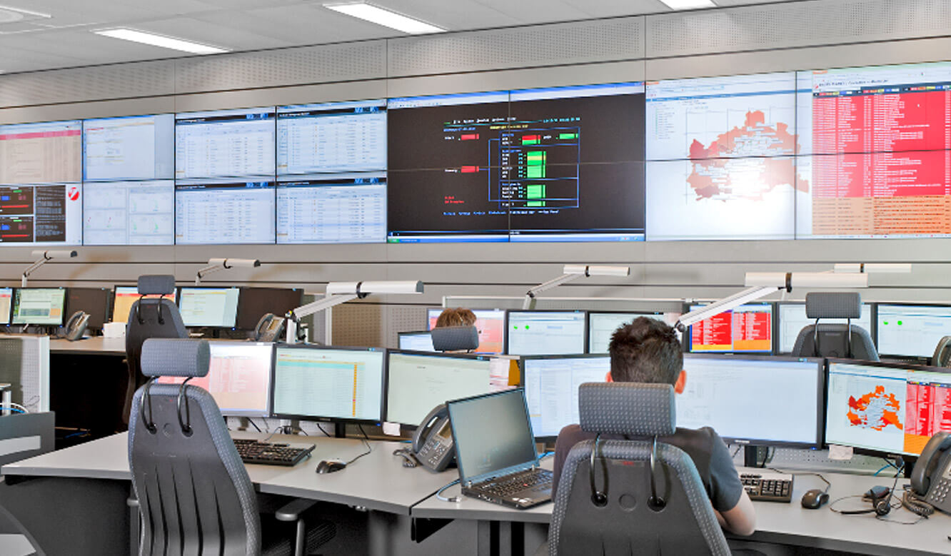 UniCredit Wien. Controlroom. Blick auf die Großbildwand.