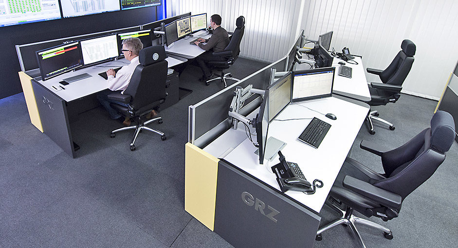 GRZ-Linz - Workplaces in the control room with large display wall