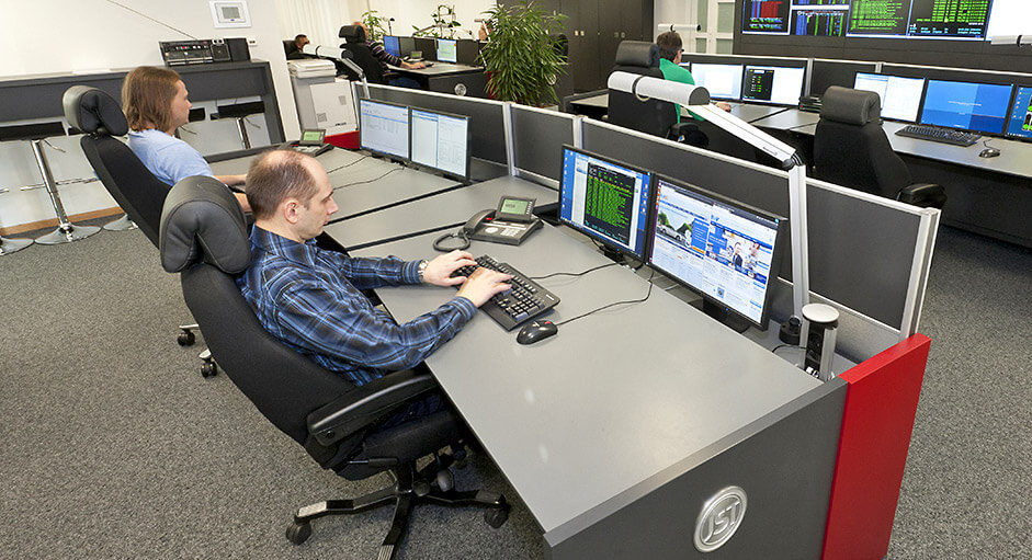 Der Recaro24-Operatorstuhl im Einsatz im IT-Leitstand