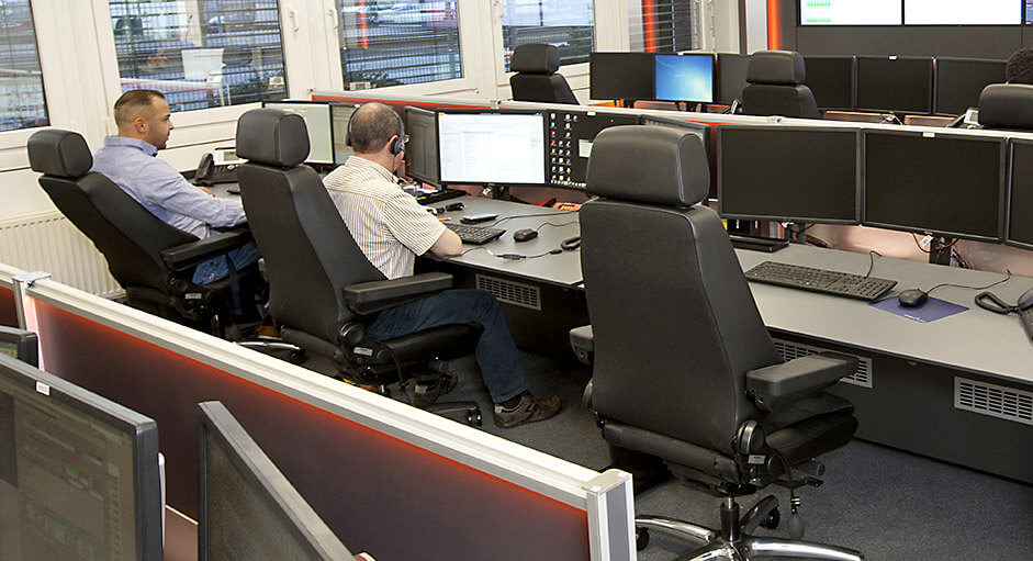 Der Recaro24-Operatorstuhl im Einsatz in einem NOC - Network-Operation-Center