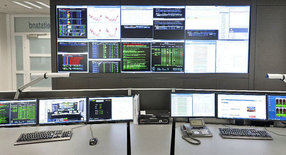 CockpitView in use in the IT control room of R+V Versicherung