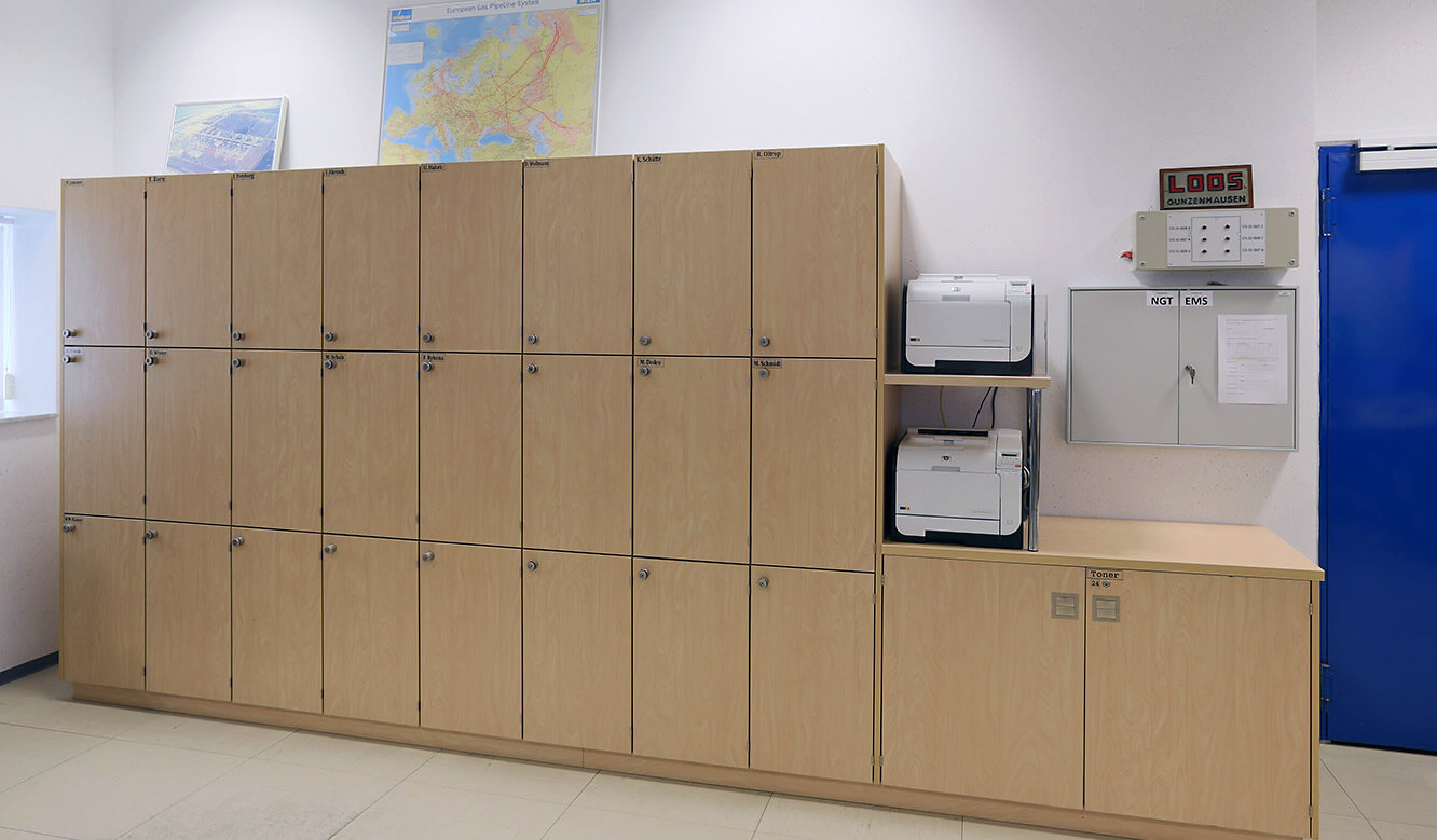 JST-Gassco Emden: Spezialschrank-Anfertigung mit abschließbaren Personalaity-Cases