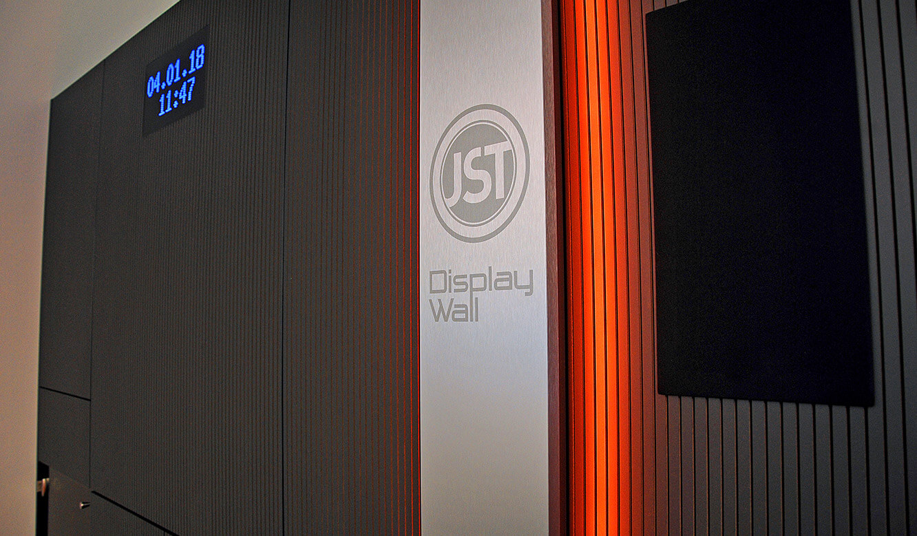 JST-Messe Berlin: Alarmlight und Lautsprecher wurden in die DisplayWall integriert