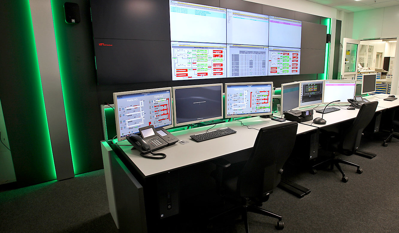 JST-AUDI assembly control room Ingolstadt: Workstations in front of the large display wall