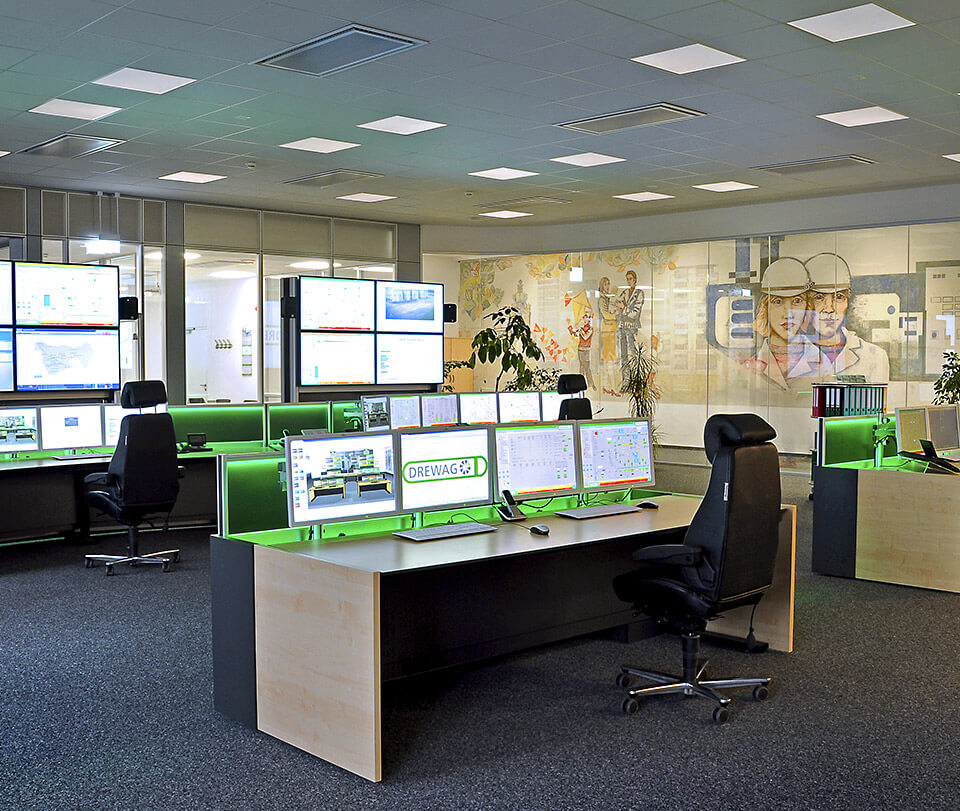 2-JST-DREWAG-control-room-with-workstations-in-front-of-large-display-walls