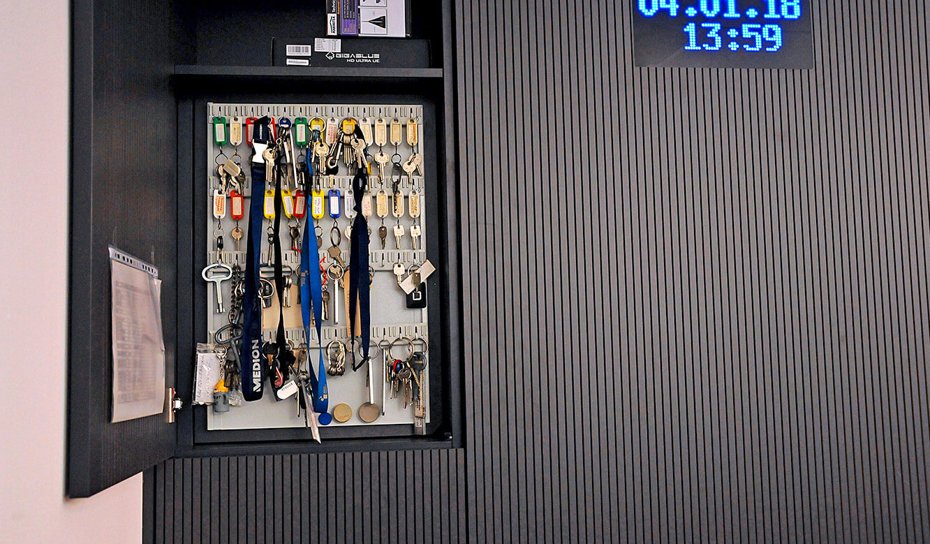 JST - Messe Berlin: a special key cabinet was integrated into the DisplaySuit