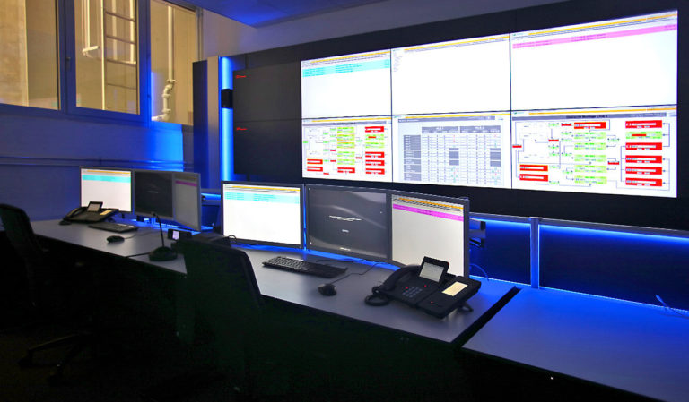 JST-AUDI assembly control room Ingolstadt: AlarmLight bathes control room in blue light