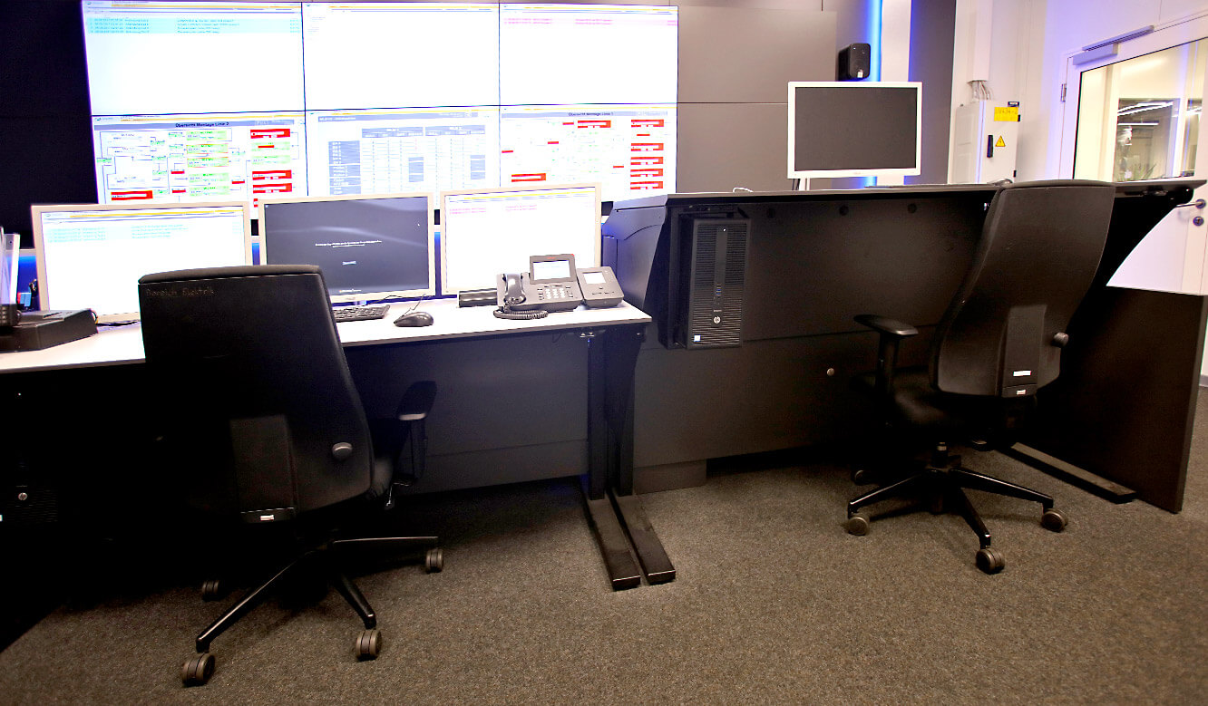 JST-AUDI assembly control room Ingolstadt: Height-adjustable work desks with PC mounts