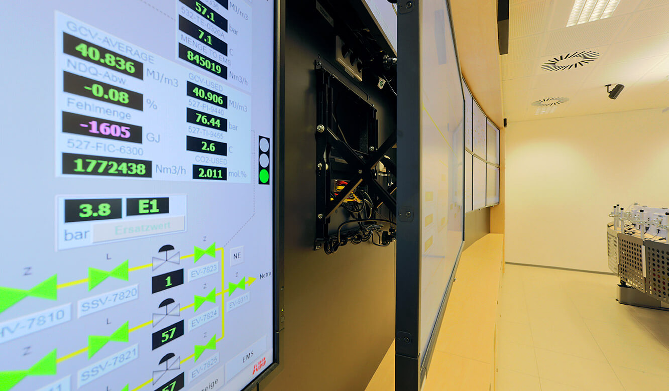 JST Gassco Emden: Großbild-Display mit leicht zugänglichem Quick-Out-Montagesystem