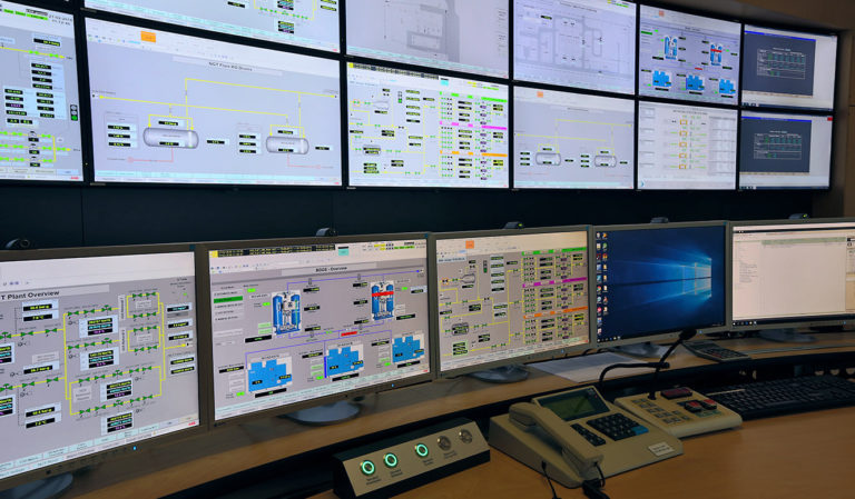 JST Gassco Emden: Nachher. Großbild-Displays und Arbeitsplatz-Monitore perfekt im Blick