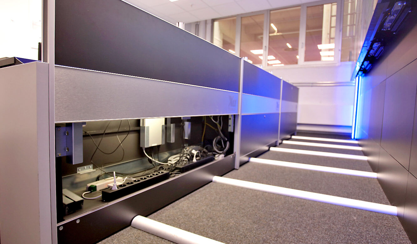 JST-AUDI assembly control room Ingolstadt: Operator desk with illuminated supply area