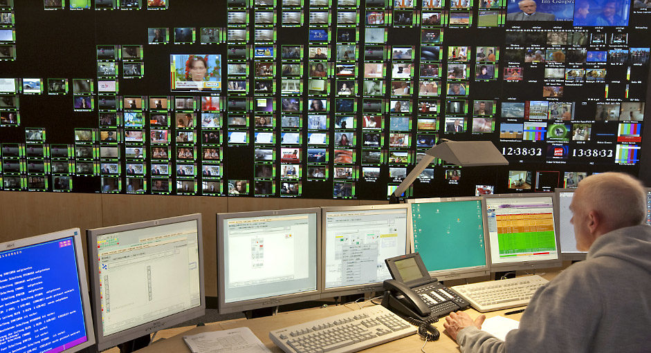 Cube-Großbildsystem im Betrieb im Broadcast-Operation-Center