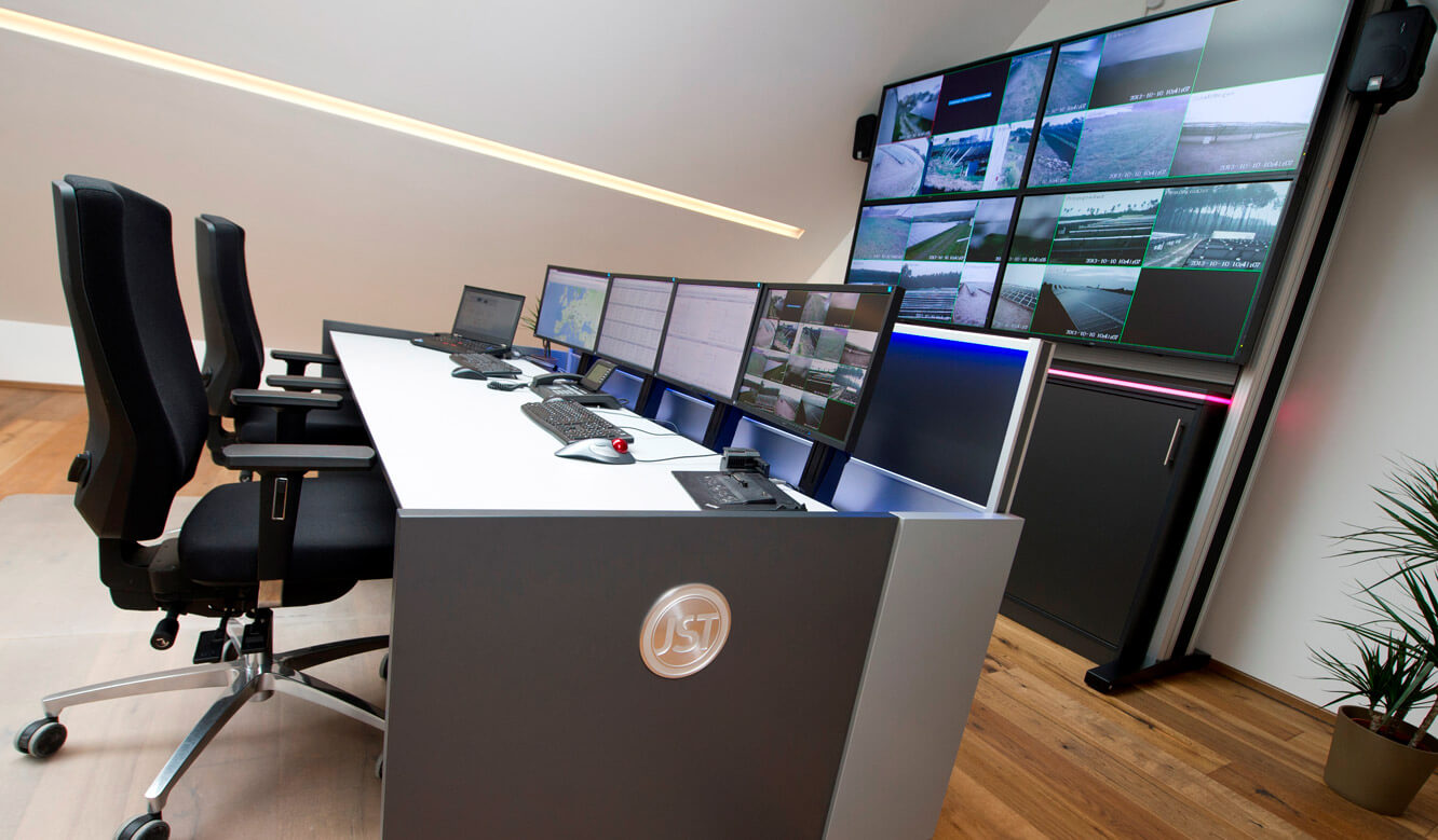 JST - GP Joule control room: Lowered monitors provide an exemplary view of the large display wall