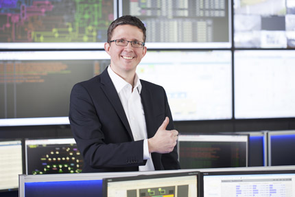 JST Stadtwerke Giessen: Head of the integrated power supply control centre gives the new installation a thumbs up