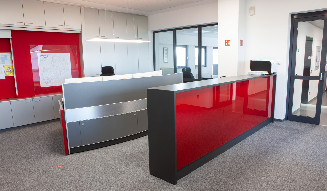 JST - ovag Netz GmbH - Network control center: Control center furniture and reception counters