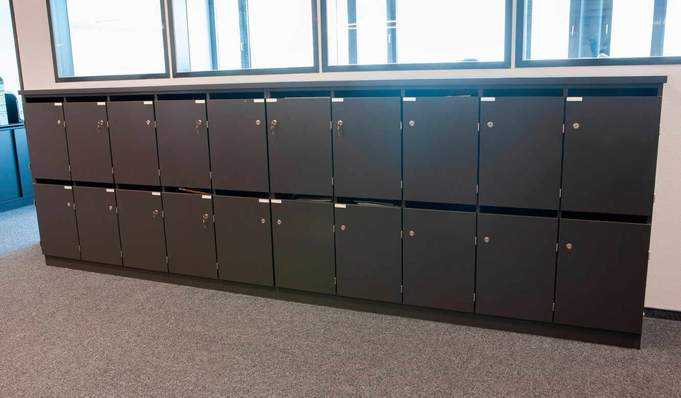 JST - ovag Netz GmbH - Network control center: lockable staff cabinets made to measure