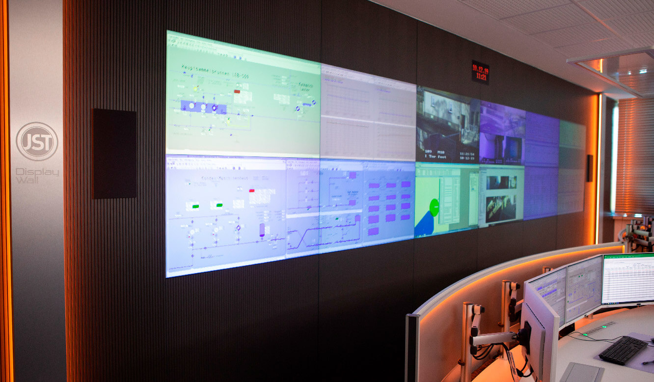 JST - ovag Netz GmbH - Network control center: VideoWall with cubes in front of the control room workstations