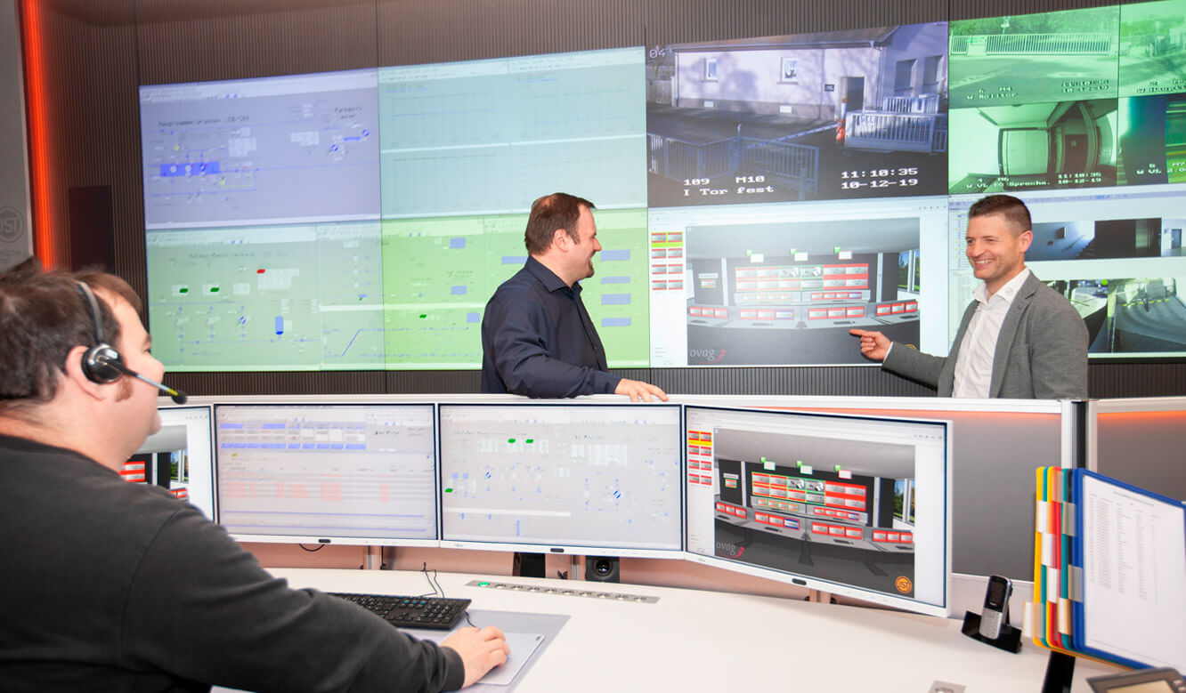 JST - ovag Netz GmbH - Network control center: Operator in front of the cube giant screen