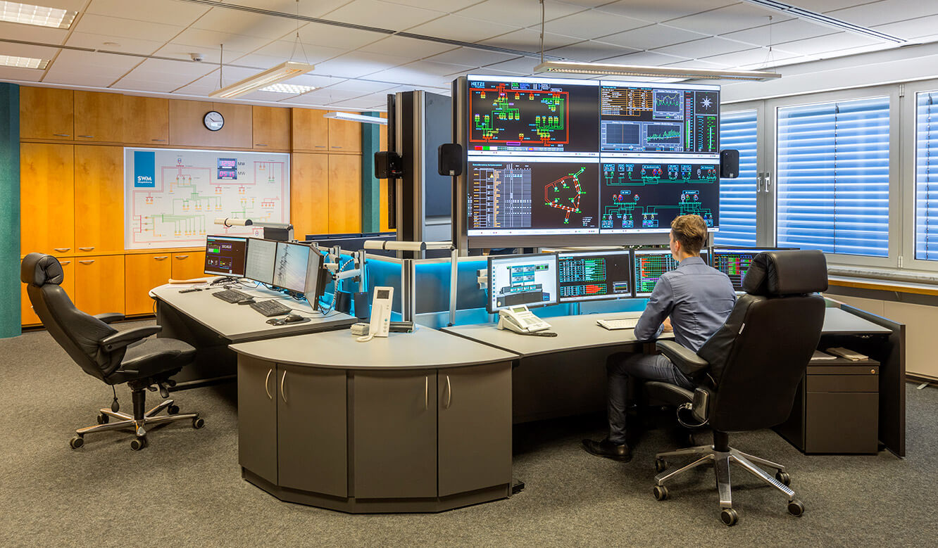 JST Netze Magdeburg: Operator consoles in front of a large display screen