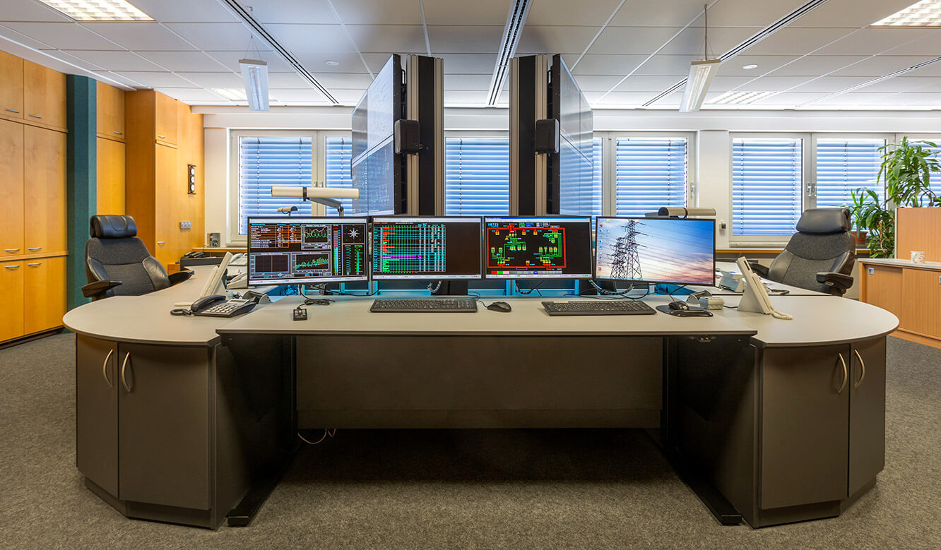 JST Netze Magdeburg: Modern control room with large display screens