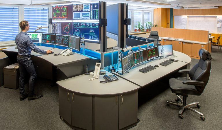 JST Netze Magdeburg: Operator workstation in front of a large display screen at standing height