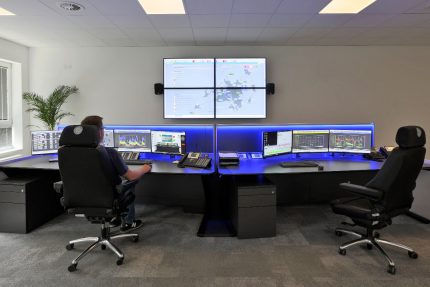 JST Stadtwerke Wolfenbüttel: New control room with operator desks and monitor wall