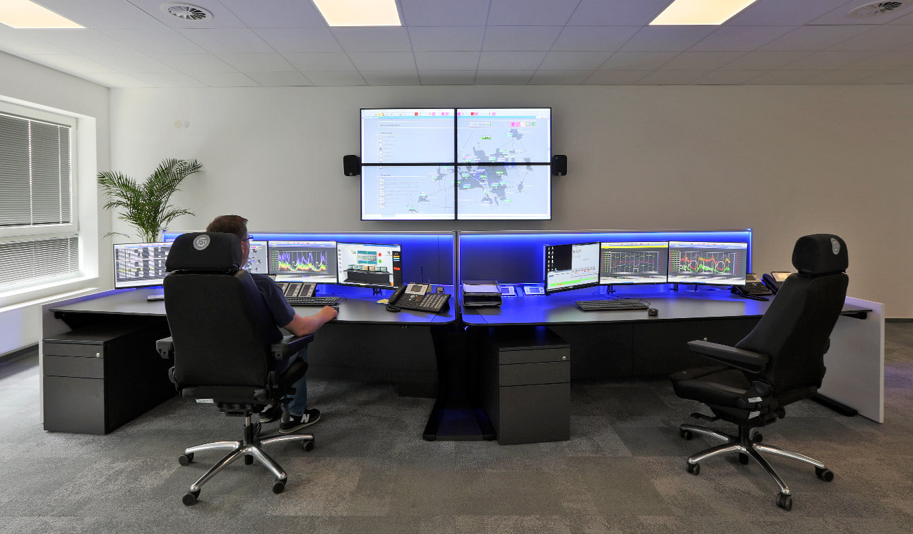 JST Stadtwerke Wolfenbüttel: New control room with operator desks and monitor wall