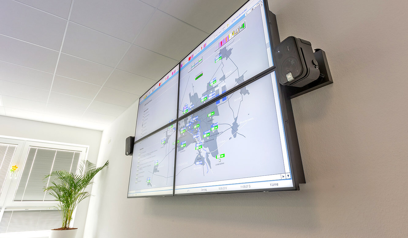 JST Stadtwerke Wolfenbüttel: Large-format displays mounted directly on the wall to save space