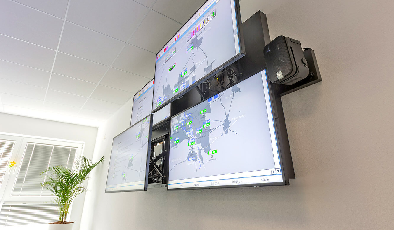 JST Stadtwerke Wolfenbüttel: Displays der Monitorwand lassen sich einzeln vorziehen