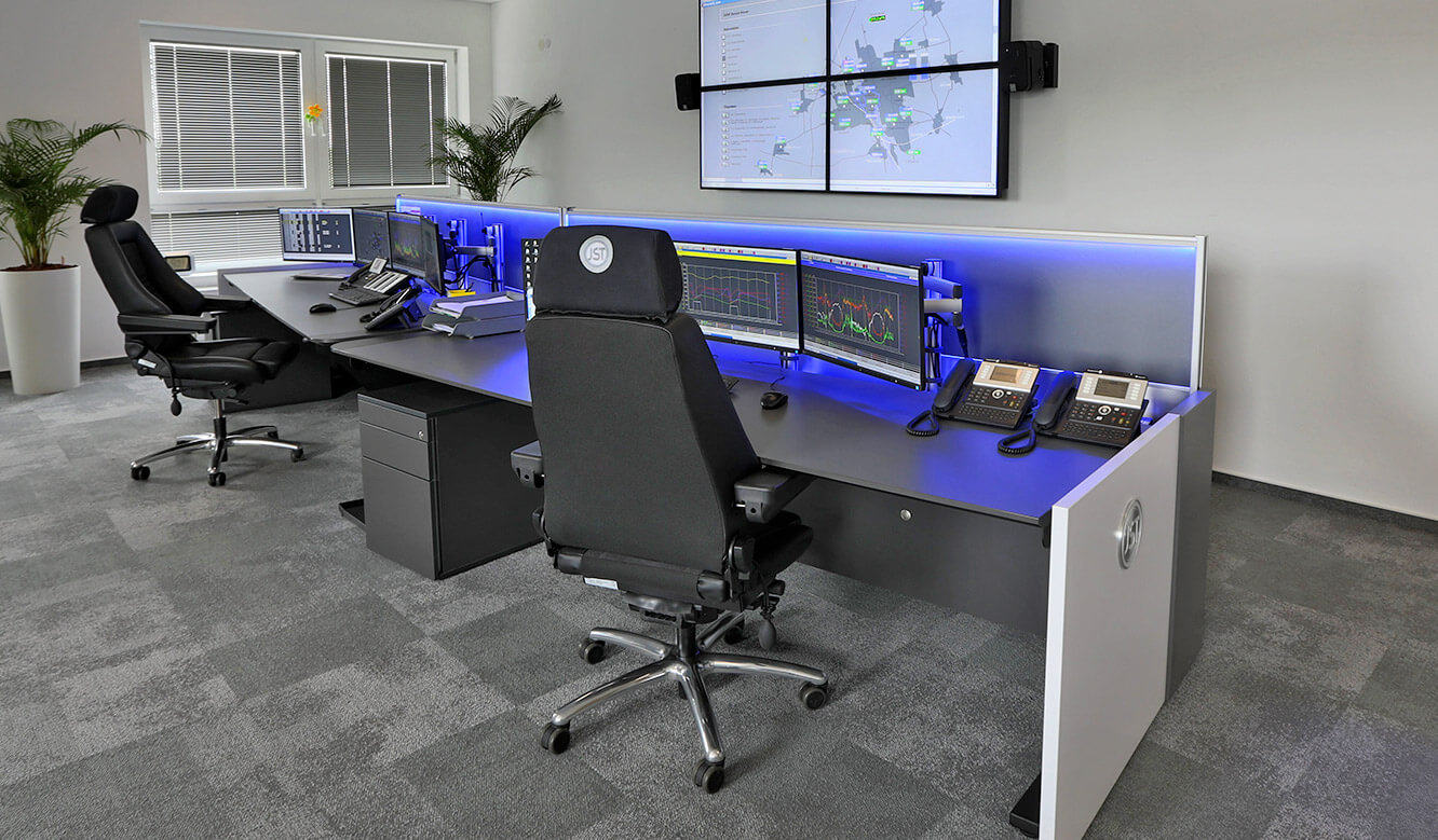 JST Stadtwerke Wolfenbüttel: Two operator desks in front of the large display screen